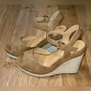 TOMMY HILFIGER Tan Wedge Sandals Sz 6.  Great Condition!!